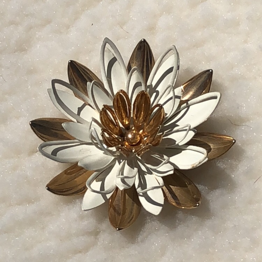 3D Sarah Coventry Water Lily Brooch